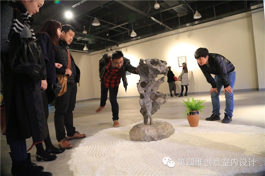 DCV第四维设计团队赴美院参观“饰尚·再造”服装配饰作品展