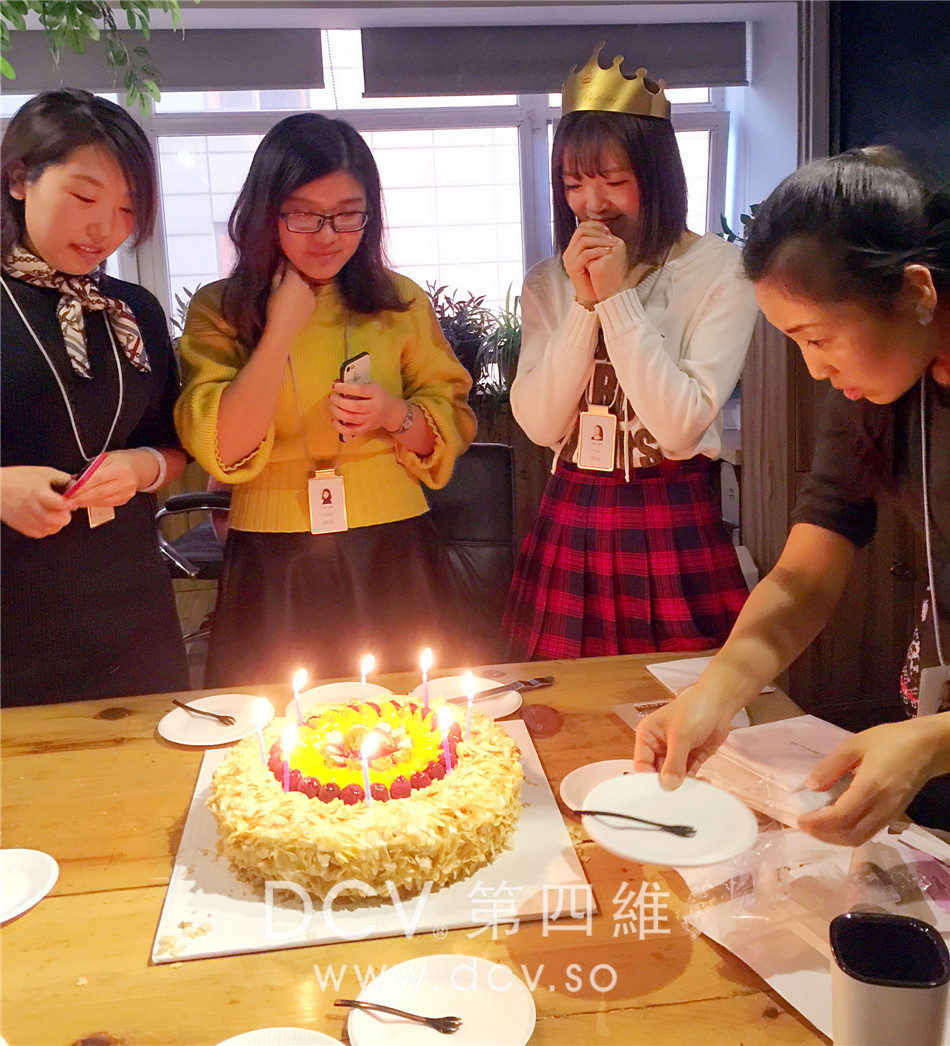 许愿,吹蜡烛,唱起生日歌,祝福两位伙伴在新的一年心想事成,梦想成真!